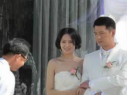 于小伟和于明加什么关系？于明加老公是干什