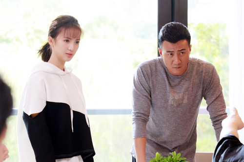 金晨和胡军是父女关系吗?金晨和邓伦是怎么(金晨和邓伦真的谈恋爱了吗)