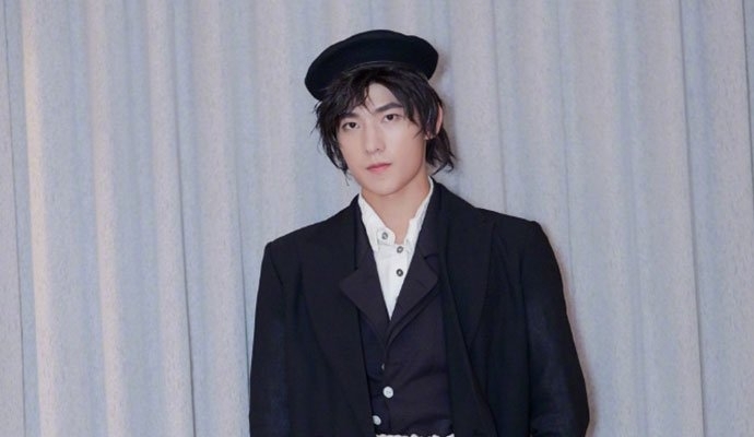 杨洋最新图片假发照片引网友热议(杨洋染发照片)