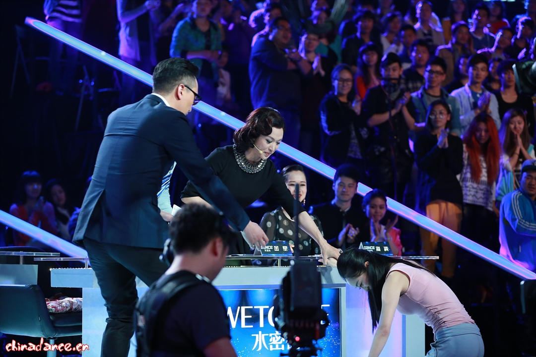 金星节目现场怒怼华少视频(华少被金星)