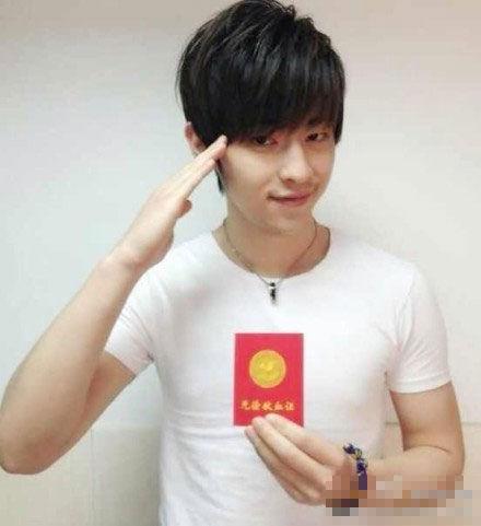 邓伦如果双眼皮是长怎样 邓伦出道前后对比 邓伦如果双眼皮是长怎样 邓伦出道前后对比