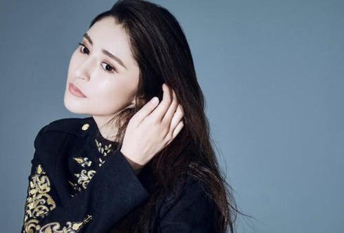 李心艾的手好胖对比太出戏了(李心艾小胖手)