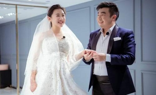 婚前21天曝光何雯娜孕肚婚纱照(婚前21天何雯娜梁超视频)