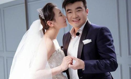 婚前21天曝光何雯娜孕肚婚纱照(婚前21天何雯娜梁超视频)