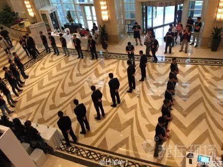 恒大为里皮配6保镖图片