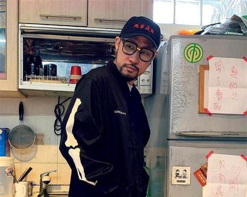 热狗女友官宣怀二胎引热议(热狗 前女友)