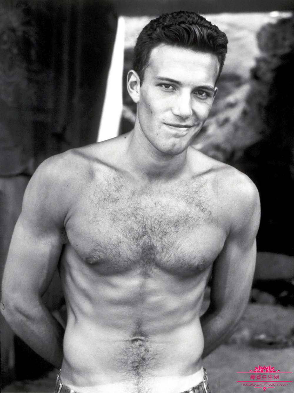 劳伦斯·菲什伯恩年轻时候照片组图(布莱恩·克兰斯顿年轻照片)