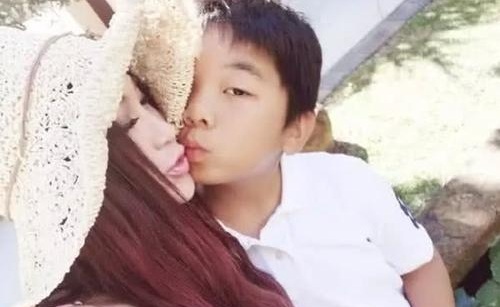 温碧霞与养子合照举止亲昵 温碧霞与养子合照举止亲昵