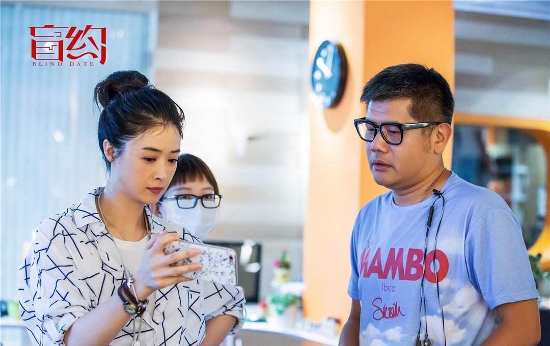 盲约里用的什么手机？盲约夏天的爸爸妈妈叫