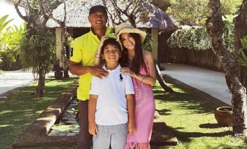 温碧霞与养子合照举止亲昵