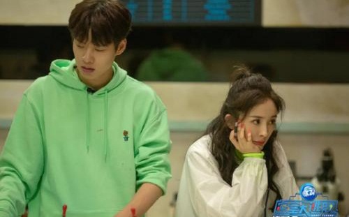 杨幂魏大勋共度一夜再被拍到酒店约会(杨幂魏大勋798约会图片)