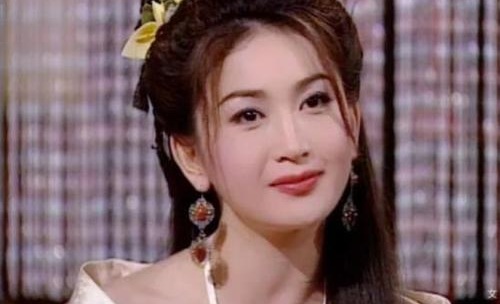 温碧霞与养子合照举止亲昵 温碧霞与养子合照举止亲昵