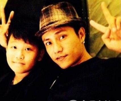 陈坤为什么要隐瞒儿子妈妈?陈坤力挺好友赵(陈坤儿子是亲生的吗)