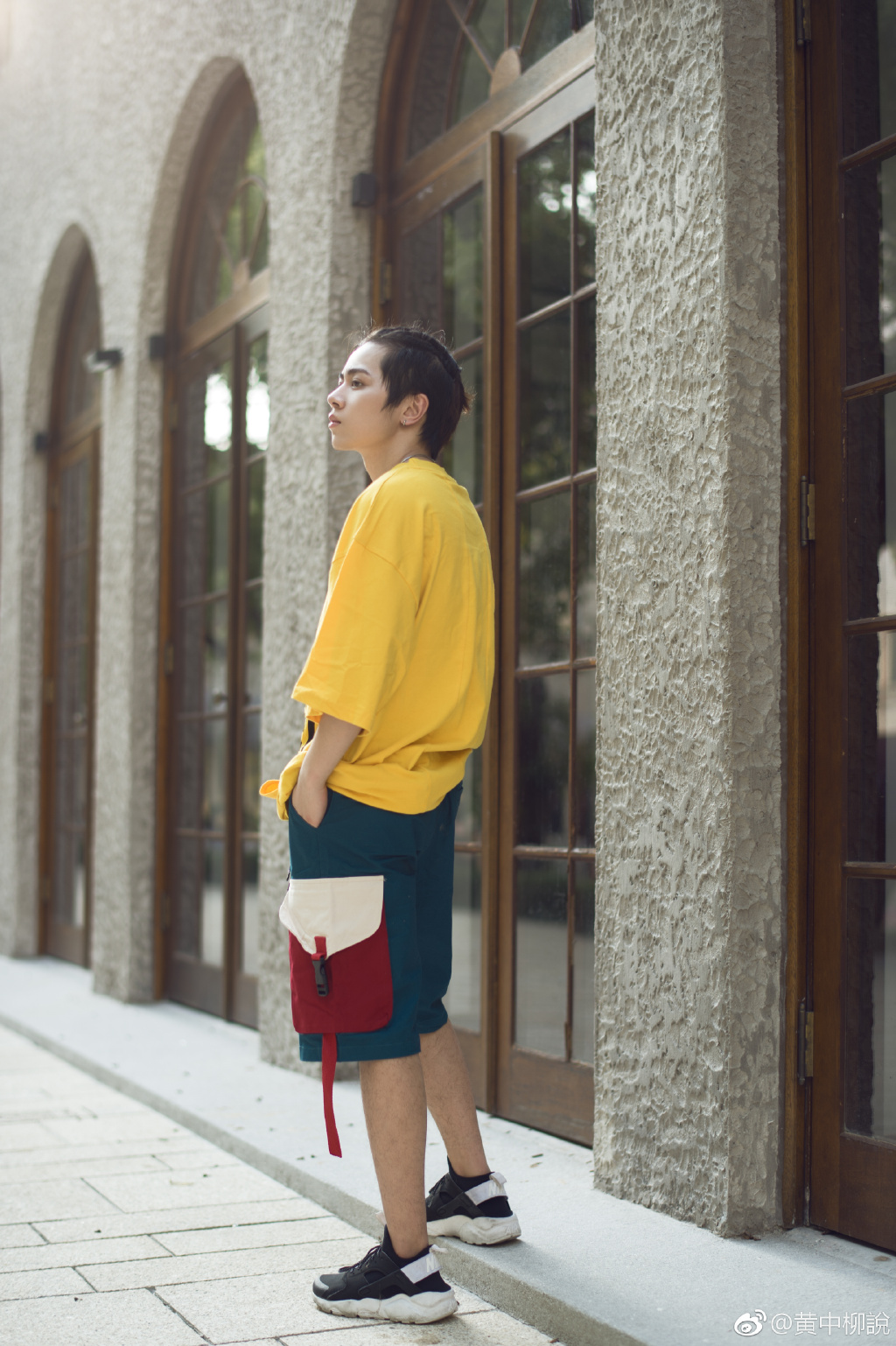 黄中柳那样唱歌是装的故意的吗