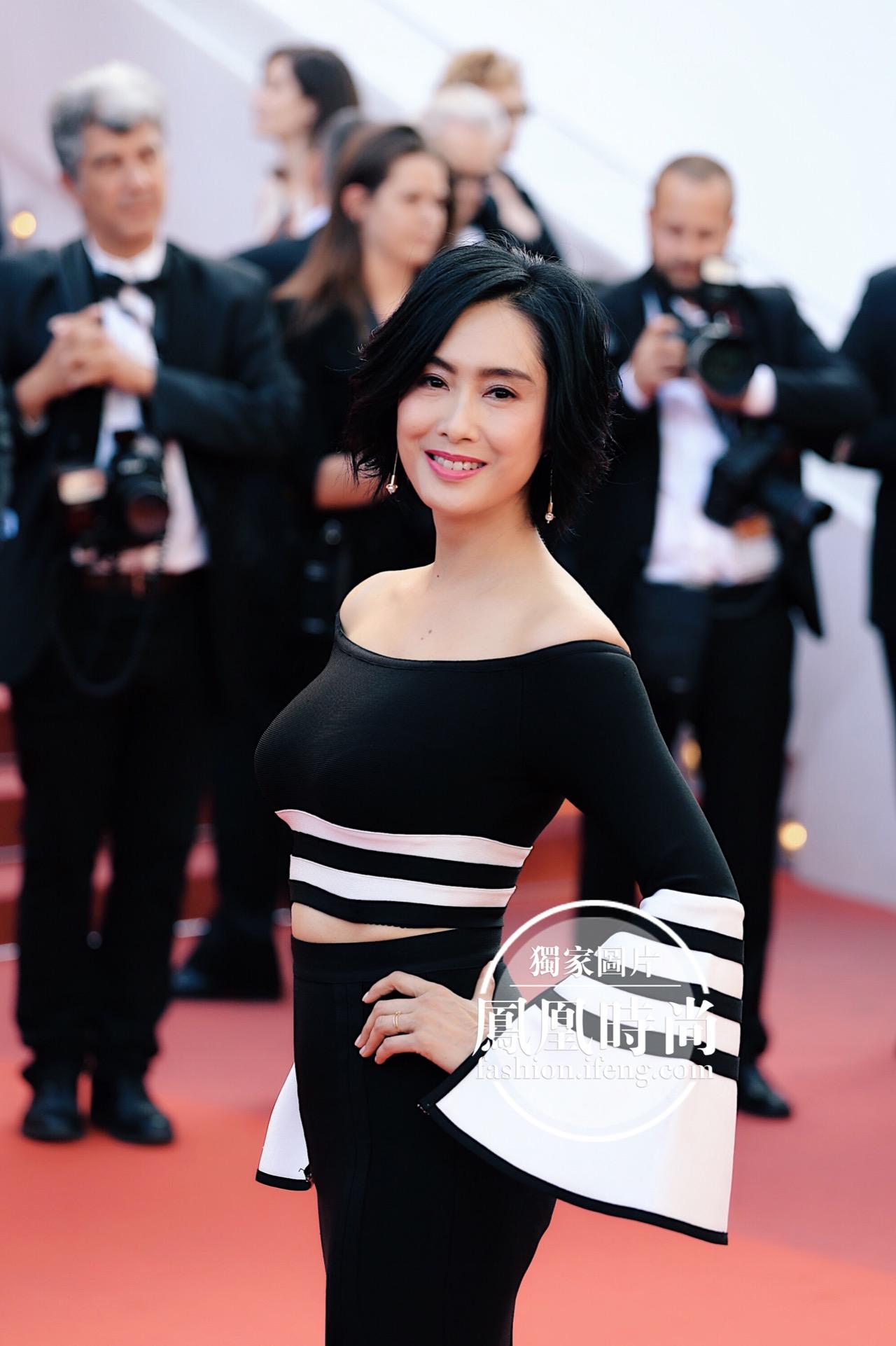 朱茵在戛纳红毯尴尬露肚腩照片(朱茵走红毯)