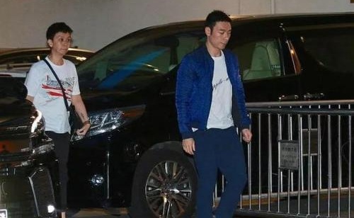 许志安演唱会遭嘘粉丝当场起哄(许志安借你耳朵听演唱会) 许志安演唱会遭嘘粉丝当场起哄(许志安借你耳朵听演唱会)