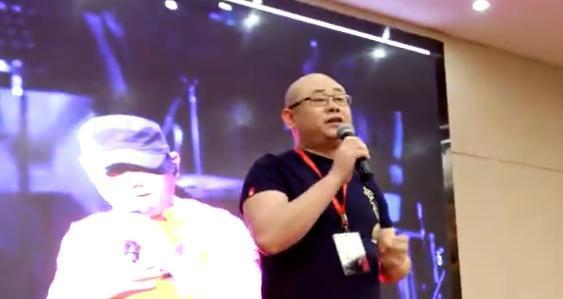 刀郎不戴帽子的照片(刀郎摘帽子图片)