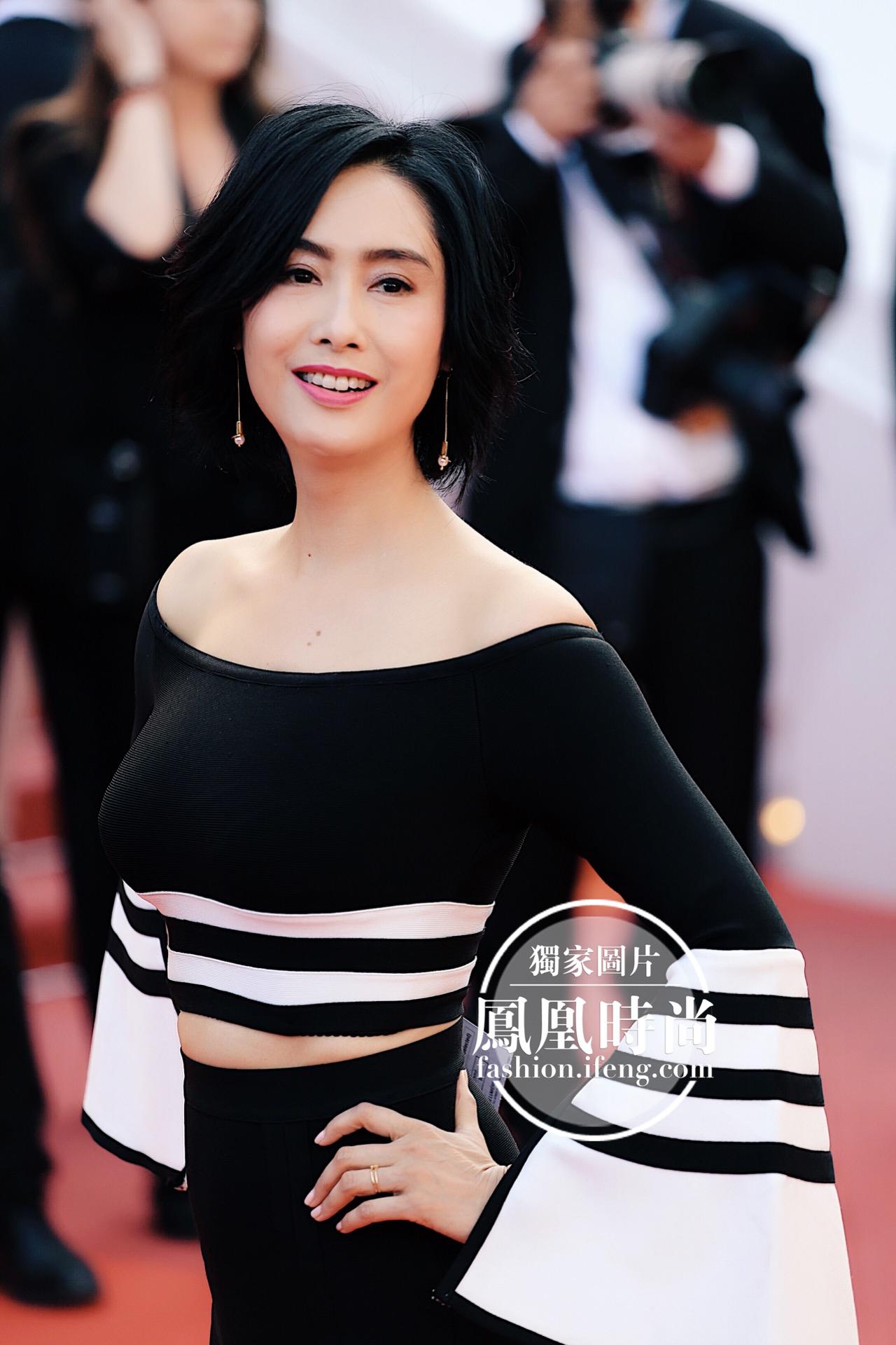 朱茵在戛纳红毯尴尬露肚腩照片(朱茵走红毯)