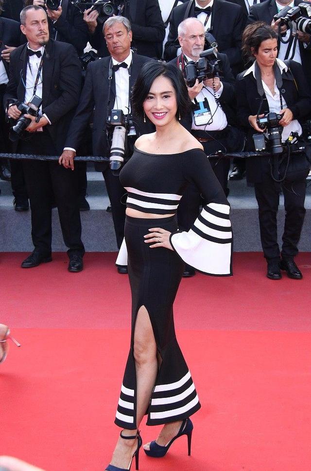 朱茵在戛纳红毯尴尬露肚腩照片(朱茵走红毯)