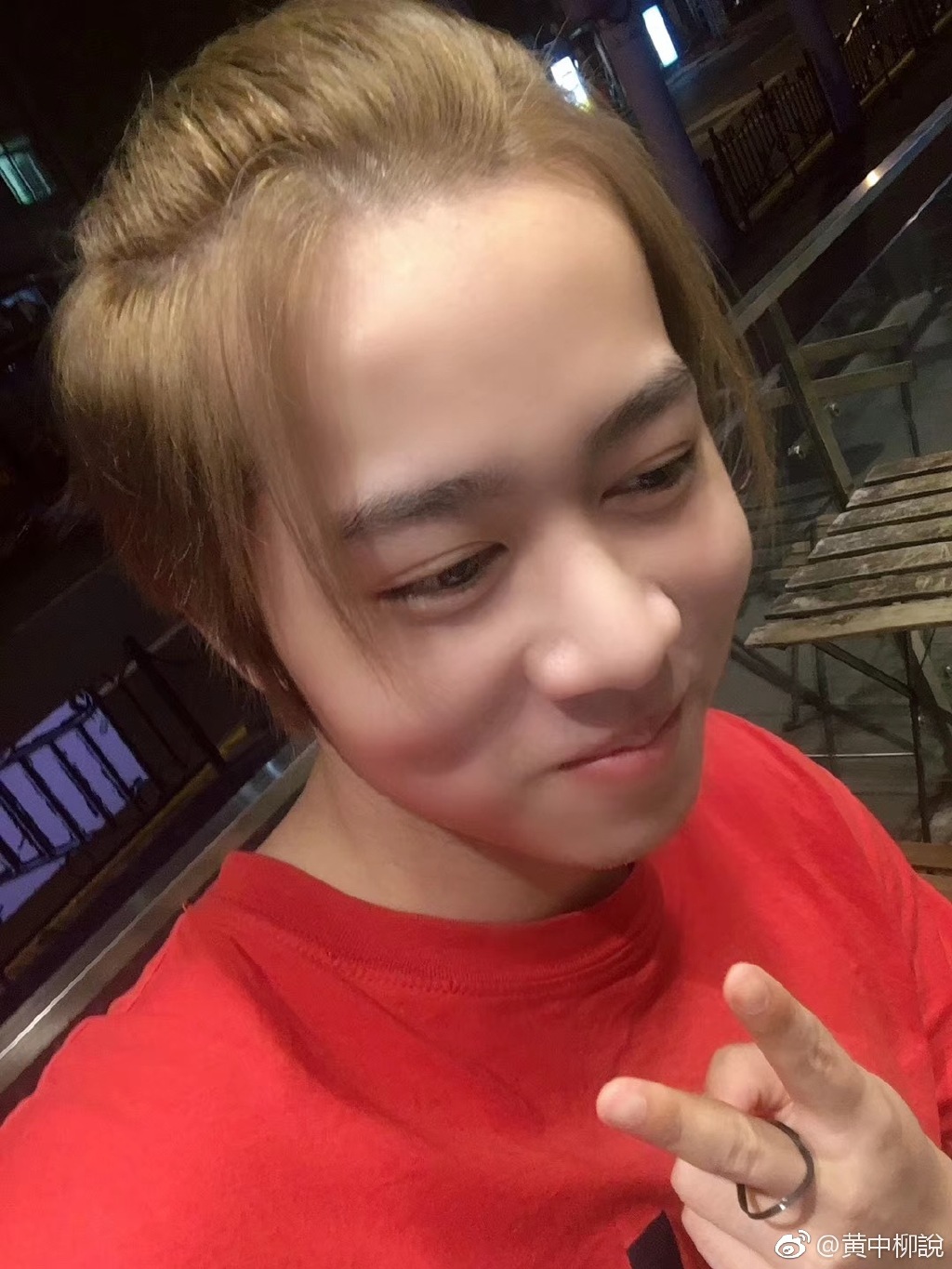 黄中柳那样唱歌是装的故意的吗