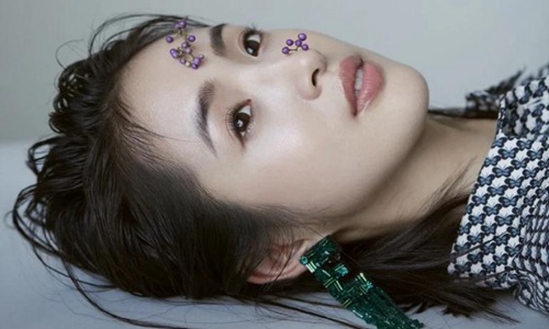 林依晨30秒采访摸了四次鼻子(林依晨亲脖子)