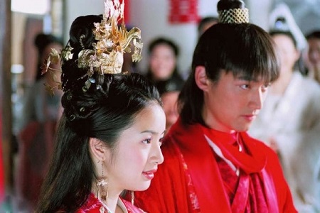 林依晨30秒采访摸了四次鼻子(林依晨亲脖子)