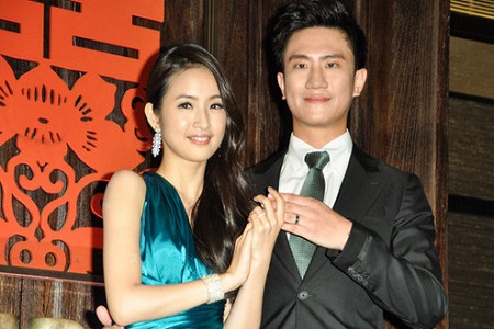 林依晨30秒采访摸了四次鼻子(林依晨亲脖子)