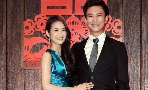 林依晨30秒采访摸了四次鼻子(林依晨亲脖子)