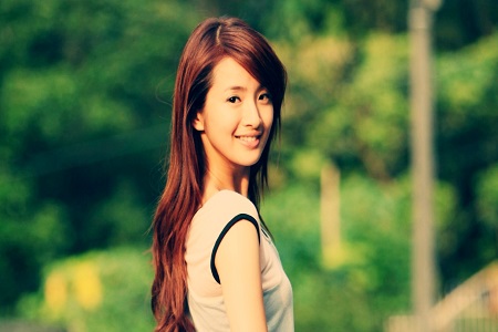 林依晨30秒采访摸了四次鼻子(林依晨亲脖子)