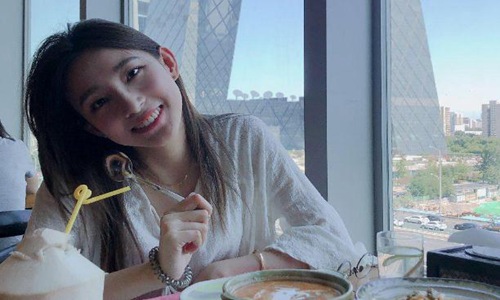 央视主持马凡舒走秀泳衣滑落