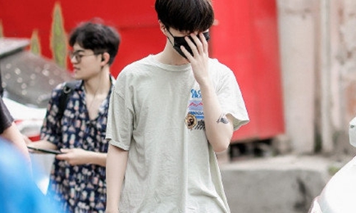 社死现场!范丞丞的袜子穿反惹人爆笑(范丞丞裤子掉了)