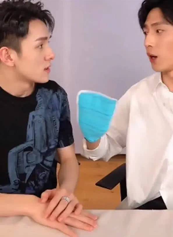 井柏然李佳琦同框讨论搓澡太搞笑