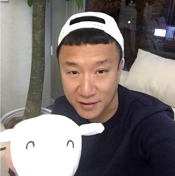 牛头梗犬和孙红雷合照(孙红雷斗牛梗犬图片) 牛头梗犬和孙红雷合照(孙红雷斗牛梗犬图片)