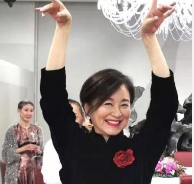 林青霞65岁庆生照气质获称赞(65岁林青霞近照引围观)