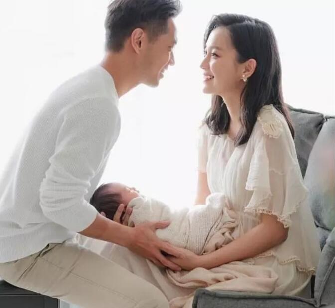 杨爱瑾与伍智恒撞脸对比照(伍智恒和杨爱瑾很像)