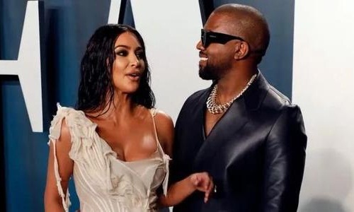 卡戴珊难掩凸点喷血照