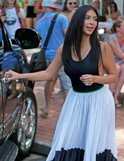 卡戴珊难掩凸点喷血照