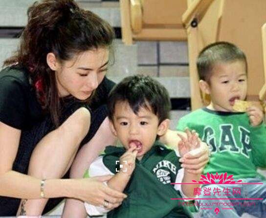 张柏芝和真田广之激情戏剧照 张柏芝和真田广之激情戏剧照