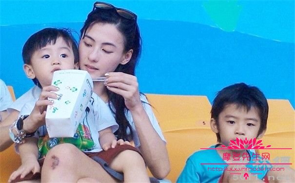 张柏芝和真田广之激情戏剧照 张柏芝和真田广之激情戏剧照