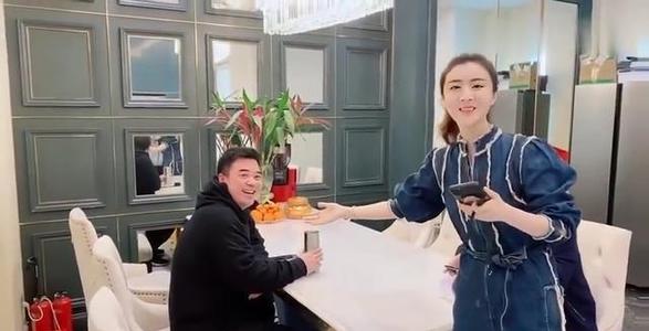 薇娅老公丁海峰身价如何两人怎么认识的(薇娅老公丁海峰旗下艺人有哪些)