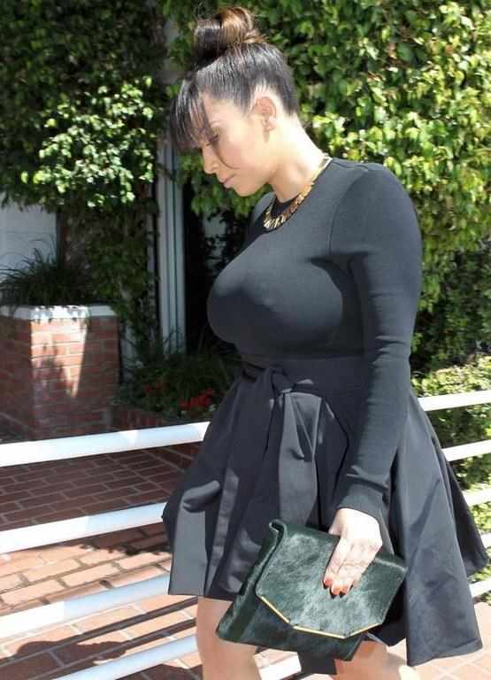 卡戴珊难掩凸点喷血照