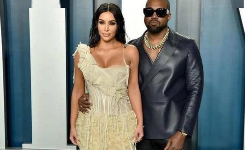 卡戴珊难掩凸点喷血照