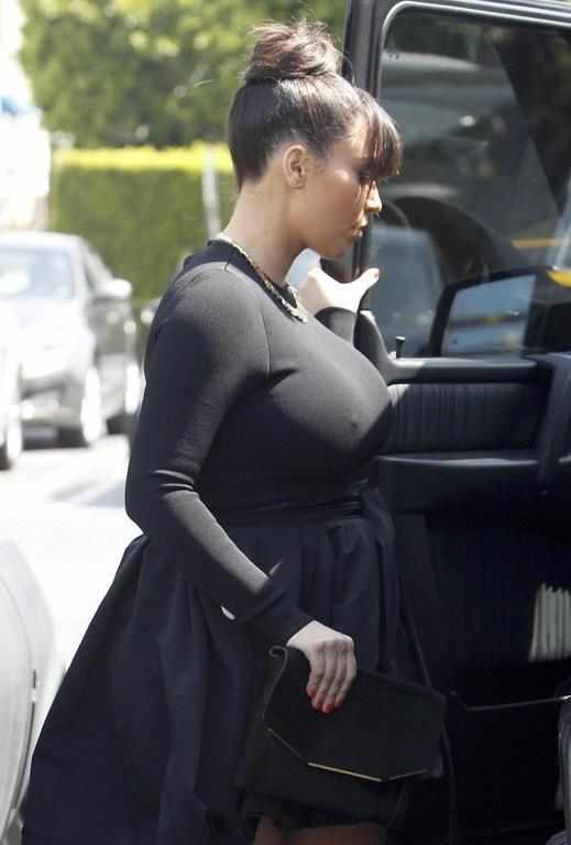 卡戴珊难掩凸点喷血照