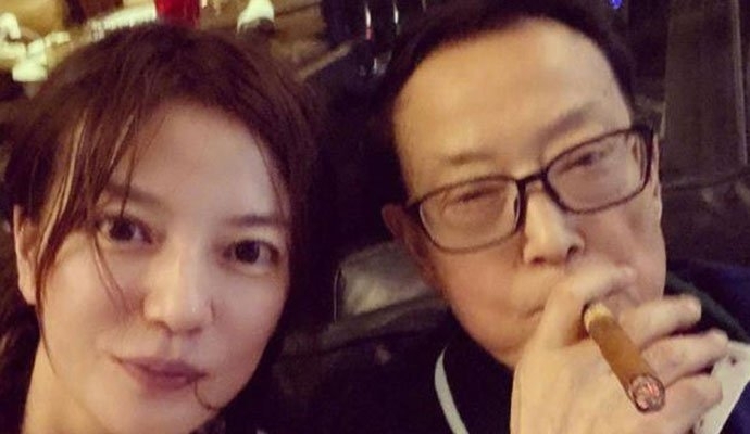 赵薇晒与爸爸合影意外撞脸苏大强 赵薇晒与爸爸合影意外撞脸苏大强