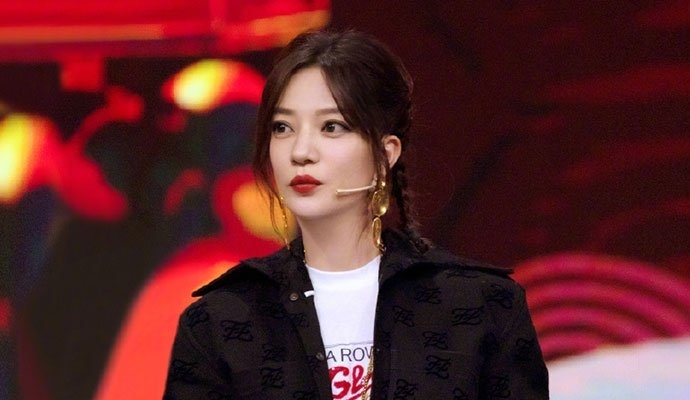 赵薇晒与爸爸合影意外撞脸苏大强