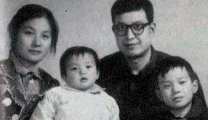 赵薇晒与爸爸合影意外撞脸苏大强 赵薇晒与爸爸合影意外撞脸苏大强