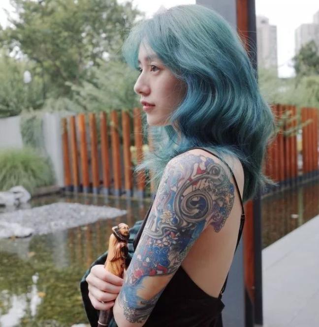 黑尾酱的纹身是真的吗?黑尾酱陈典多大岁数