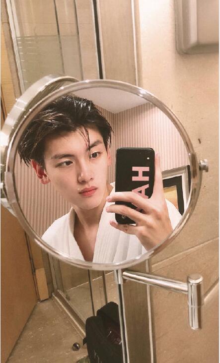 翟潇闻为什么叫人间小苦瓜、小企鹅、翟闻 翟潇闻为什么叫人间小苦瓜、小企鹅、翟闻