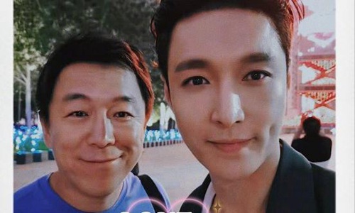 张艺兴晒合照为黄渤庆生(张艺兴晒合影为黄渤庆生:希望你每一天都觉得幸福)