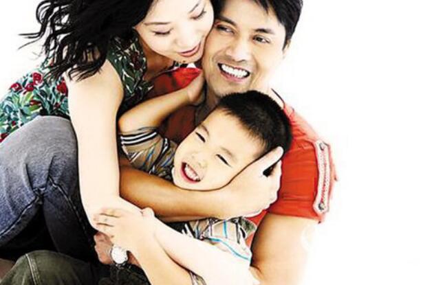 吕良伟的老婆杨小娟多少岁？杨小娟很有钱吗(吕良伟的老婆杨小娟多少岁)